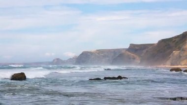 Aljezur yakınlarındaki Güzel Amoreira Plajı, Algarve batı kıyısı, Portekiz