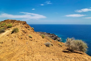 Dağların ve denizin manzarası