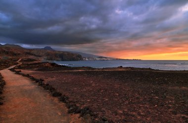kayalar ve günbatımı zamanı denizde