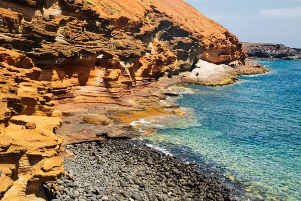 Hermoso mar con rocas bajo el cielo azul —  Fotos de Stock