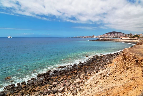 Красивое море со скалами под голубым небом — стоковое фото