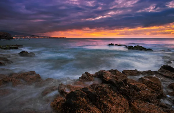 Kayalar ve günbatımı zamanı denizde — Stok fotoğraf