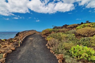 Denizin kenarında yaya yolu 