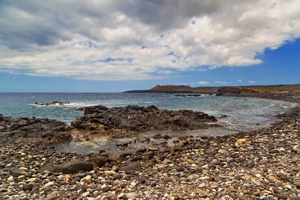 Hermoso mar con rocas bajo el cielo azul —  Fotos de Stock