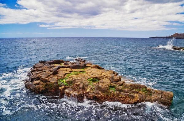 Bellissimo mare con rocce sotto il cielo blu — Foto Stock