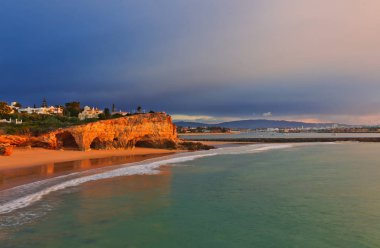 Plaj, uçurumlar ve okyanus ile güzel deniz manzarası.