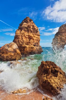 Praia da Marinha ünlü plajda Dalgalar. 