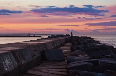 Pier kasvetli güneş altında ünlü eski farol de Portimao molhe este için