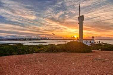 Ponta Deniz Feneri kasvetli günbatımı gökyüzü altında Altar yapmak