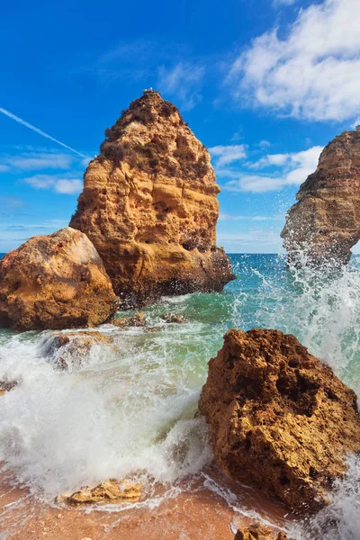 Wellen am berühmten Strand von Praia da Marinha. — Stockfoto