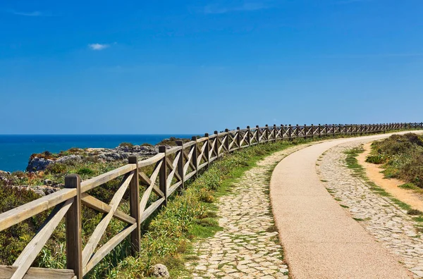 Pobřeží Sagres s pěší turistikou a dřevěným balustrády Algarve — Stock fotografie