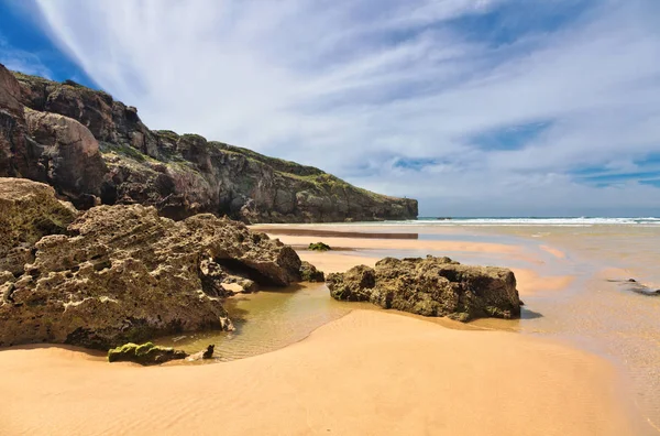 Estuário do rio Aljezur na praia da Amoreira em Portugal — Fotografia de Stock