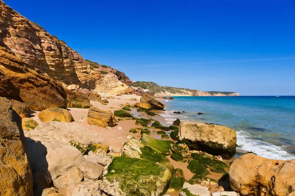 Atlantikküste mit Steinen, Sand und klarem Wasser. — Stockfoto