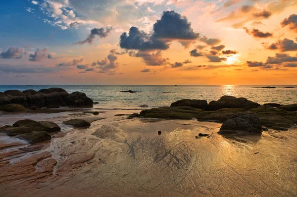 Puesta de sol en la playa de Khao Lak. Tailandia — Foto de Stock