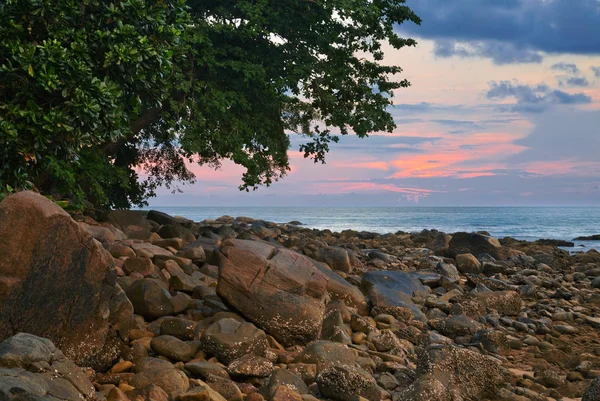 Khao Lak sahilinde gün batımı. Tayland