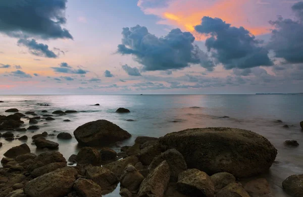 Naplemente a Khao Lak strandján. Thaiföld — Stock Fotó