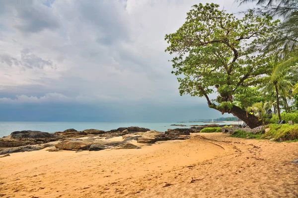 Tropisch strand in sombere weer dag — Stockfoto