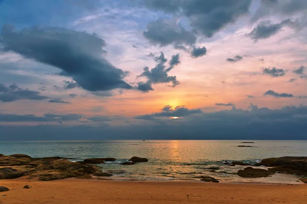 Pôr do sol na praia de Khao Lak. Tailândia — Fotografia de Stock