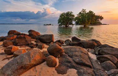 Günbatımında tropik plaj.