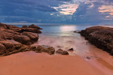 Khao Lak sahilinde gün batımı. Tayland