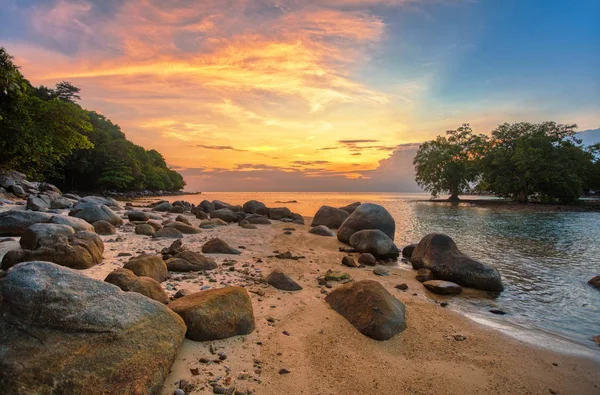 Praia tropical ao pôr do sol. — Fotografia de Stock