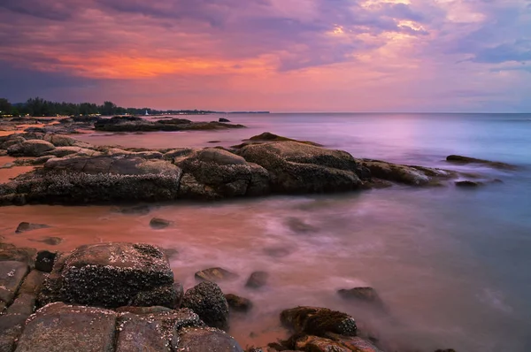 Το ηλιοβασίλεμα στην παραλία του Κάο Λακ. Ταϊλάνδη — Φωτογραφία Αρχείου