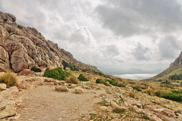 Paysage de la côte rocheuse avant une tempête sous sombre dramatique sk — Photo