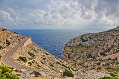 Kasvetli dramatik sk altında bir fırtına önce kayalık sahil Manzara