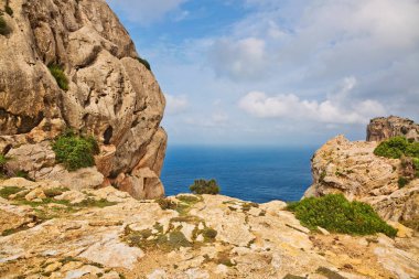 Gökyüzünün altında deniz üzerinde kayalar ile Manzara. Mallorca adası