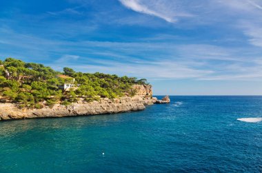 Gökyüzünün altında deniz üzerinde kayalar ile Manzara. Mallorca adası