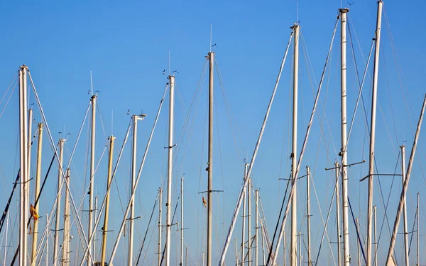 Mavi gökyüzü arka planda arma ile beyaz tekne ve yat direkleri
