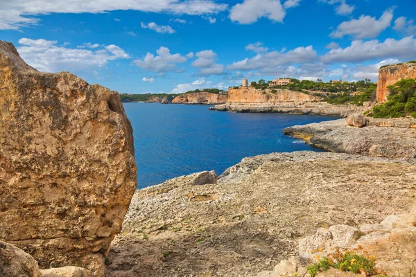 Paysage avec des rochers sur la mer sous le ciel.Mallorca île — Photo