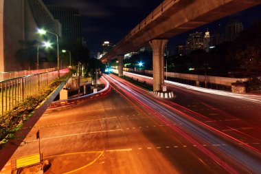 Bangkok - 30 Temmuz: Merkez caddelerden birinin gece manzarası