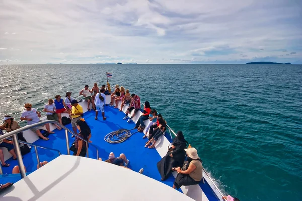 Turyści na górnym pokładzie statku pływającego z wyspy Phuket do P — Zdjęcie stockowe