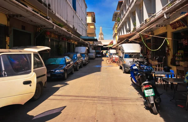 Coches aparcados en una pequeña calle cerca del centro de Bangkok —  Fotos de Stock