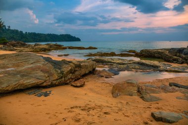 Andaman Denizi kıyısında, renkli günbatımında, Khao Lak, Tayland.