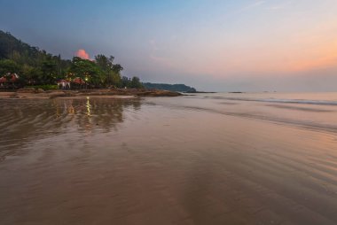tropik sahilde günbatımı arka plan ebb zamanında