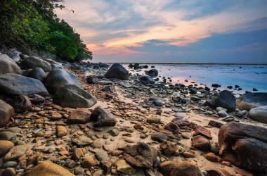 Güzel gün batımı tropikal kumsalda. Doğa arka plan. Nai Yang beach. Phuket. Tayland