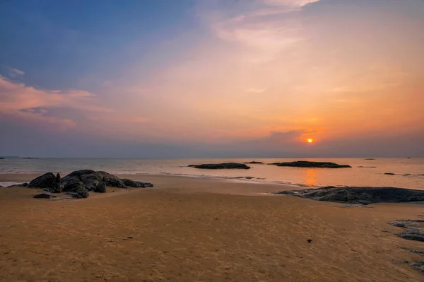 Ακτή Του Andaman Θάλασσα Στο Πολύχρωμο Ηλιοβασίλεμα Κάο Λακ Ταϊλάνδη — Φωτογραφία Αρχείου