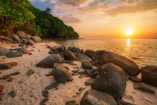 Playa Tropical Atardecer Fondo Naturaleza Playa Nai Yang Phuket Tailandia —  Fotos de Stock
