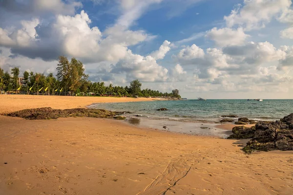 Tropikalna Plaża Słoneczny Dzień Prowincja Khao Lak Tajlandia — Zdjęcie stockowe