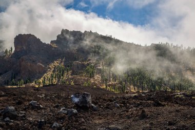 Bulutlar Teide Milli Parkı'nda Tenerife, Kanarya Adaları, İspanya ile kaplı dağları ile manzara 