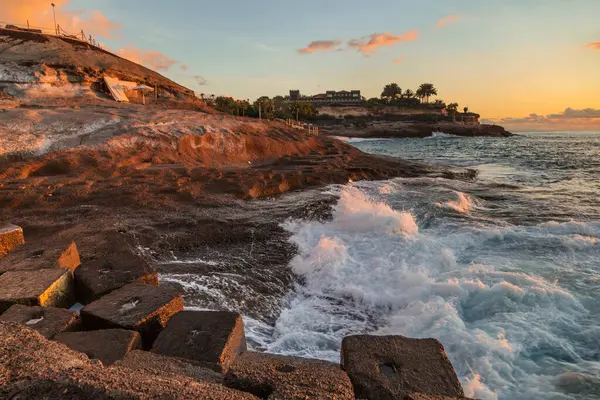 Sziklák Helyi Tengerparton Gyönyörű Naplementén Costa Adeje Tenerife Spanyolország — Stock Fotó