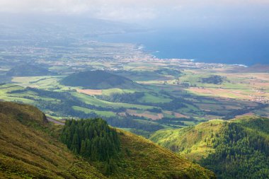 Dağlardaki panorama manzarası, vadiler, Sao Miguel adasının deniz kıyıları, Azores, Portekiz