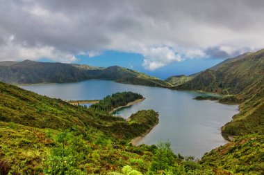 Lagoa do Fogo 'nun güzel panoramik manzarası, Sao Miguel Adası, Azores, Portekiz.