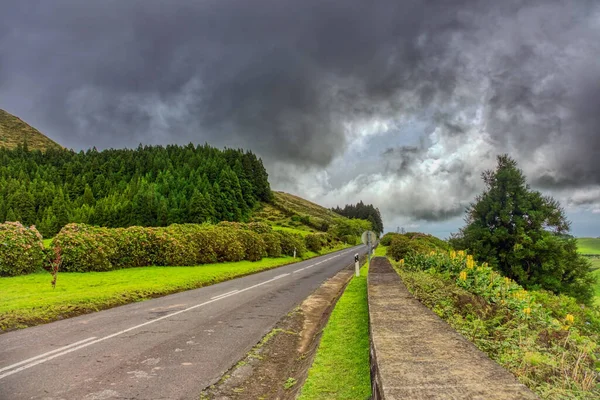 Straße Führt Durch Grüne Hügellandschaft Auf Der Insel Sao Miguel — Stockfoto