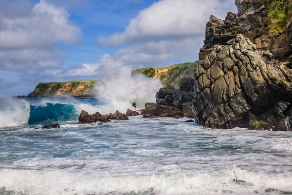 Närbild Sköt Hur Atlantens Havsvåg Bryter Den Stora Klippstenen Den — Stockfoto