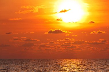 Vietnam 'daki Phu Quoc adasında gün batımında deniz.