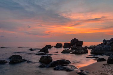 Vietnam 'daki Phu Quoc adasında gün batımında sahil.