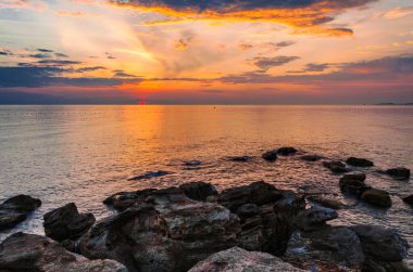 Vietnam 'daki Phu Quoc adasında gün batımında sahil.